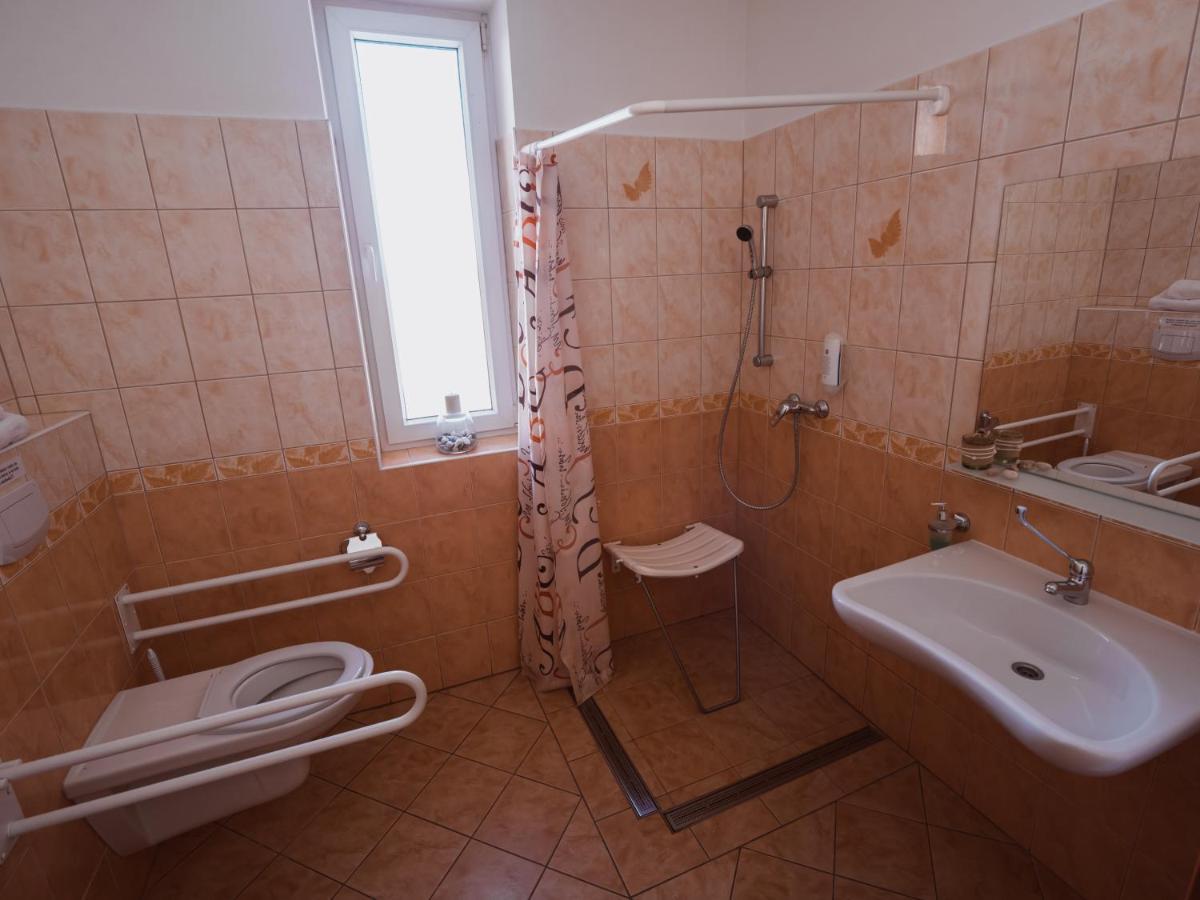 Relax Hotel Pelikan Hluboká nad Vltavou Екстериор снимка