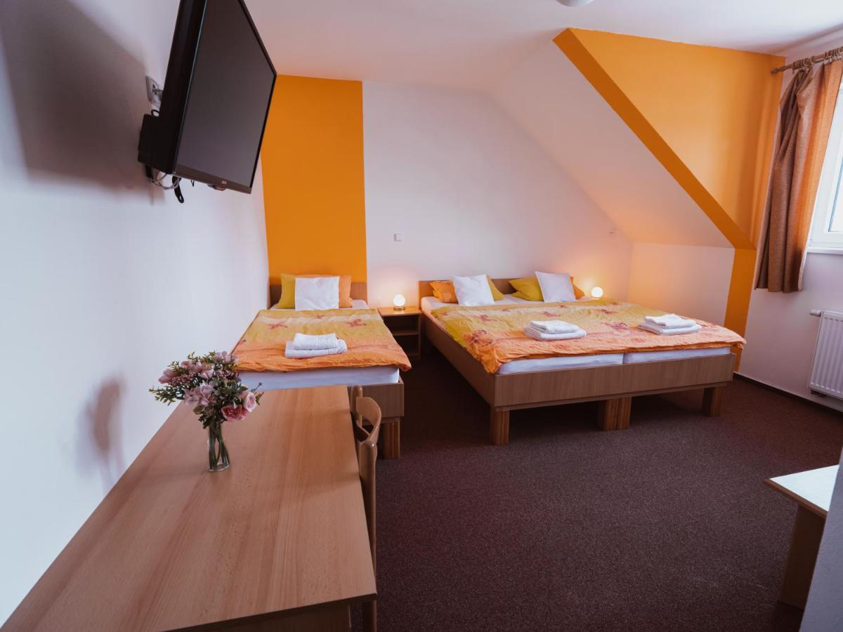 Relax Hotel Pelikan Hluboká nad Vltavou Екстериор снимка