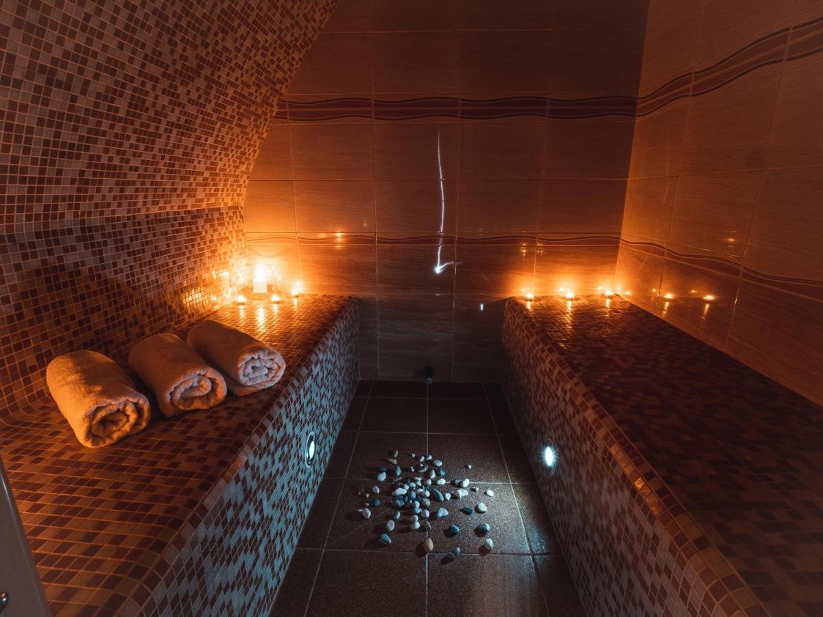 Relax Hotel Pelikan Hluboká nad Vltavou Екстериор снимка
