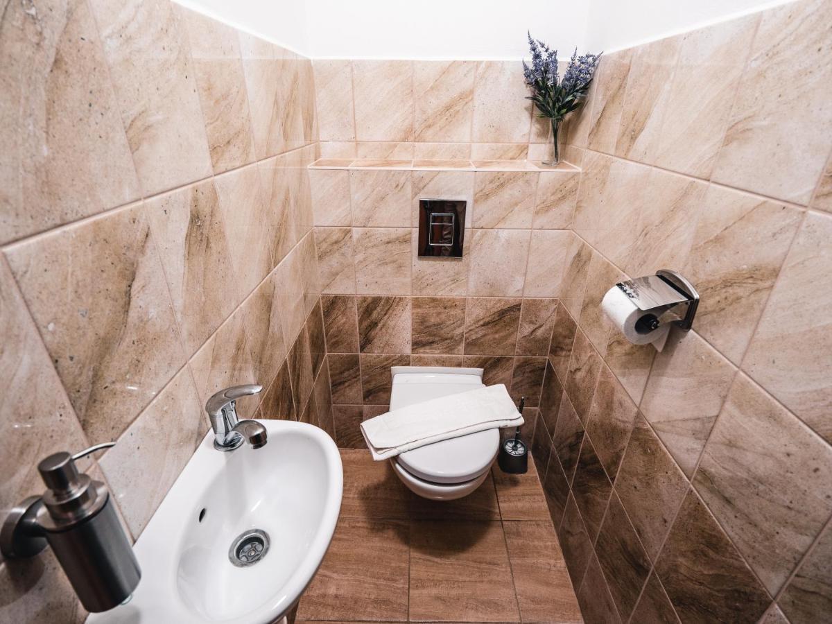 Relax Hotel Pelikan Hluboká nad Vltavou Екстериор снимка