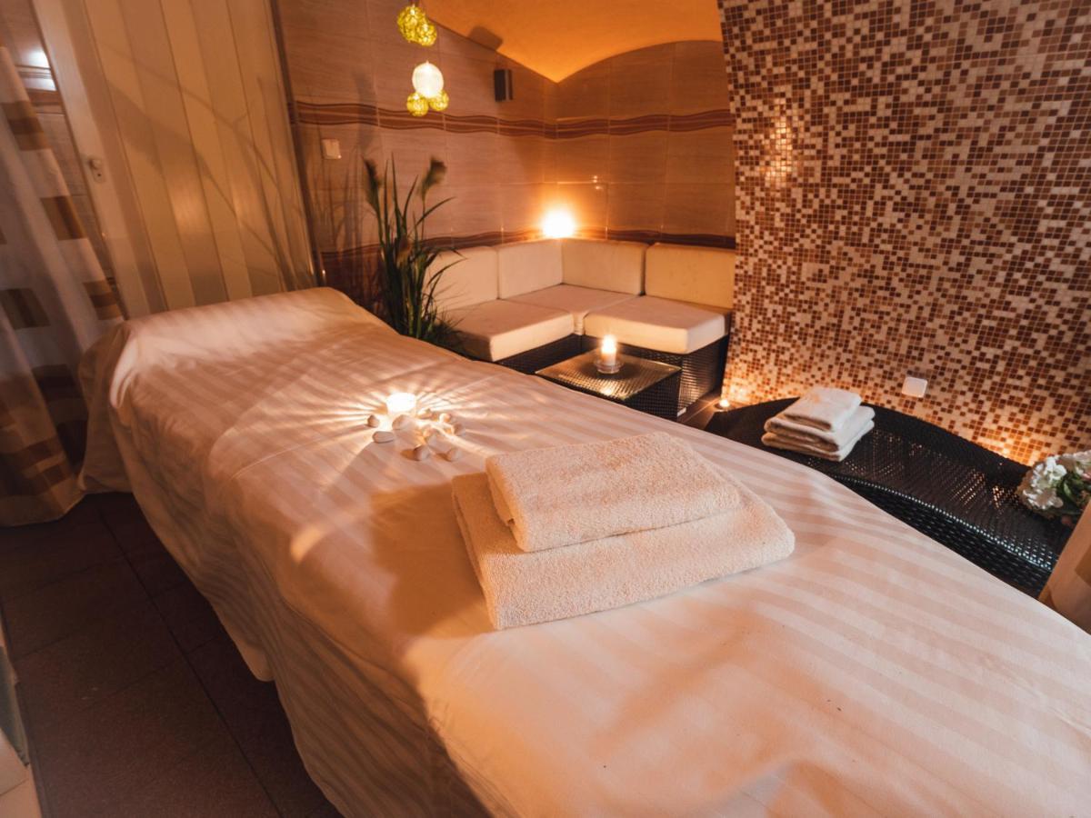 Relax Hotel Pelikan Hluboká nad Vltavou Екстериор снимка