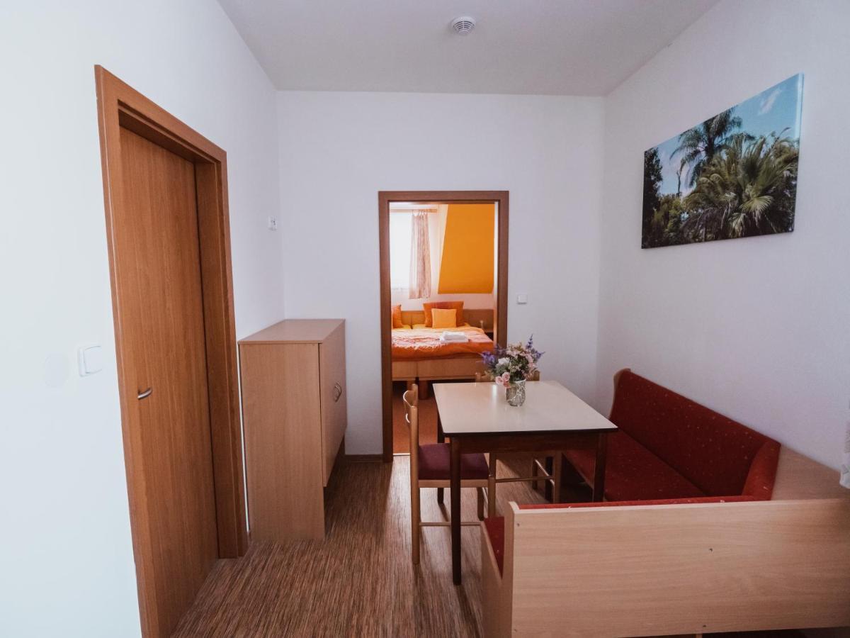 Relax Hotel Pelikan Hluboká nad Vltavou Екстериор снимка